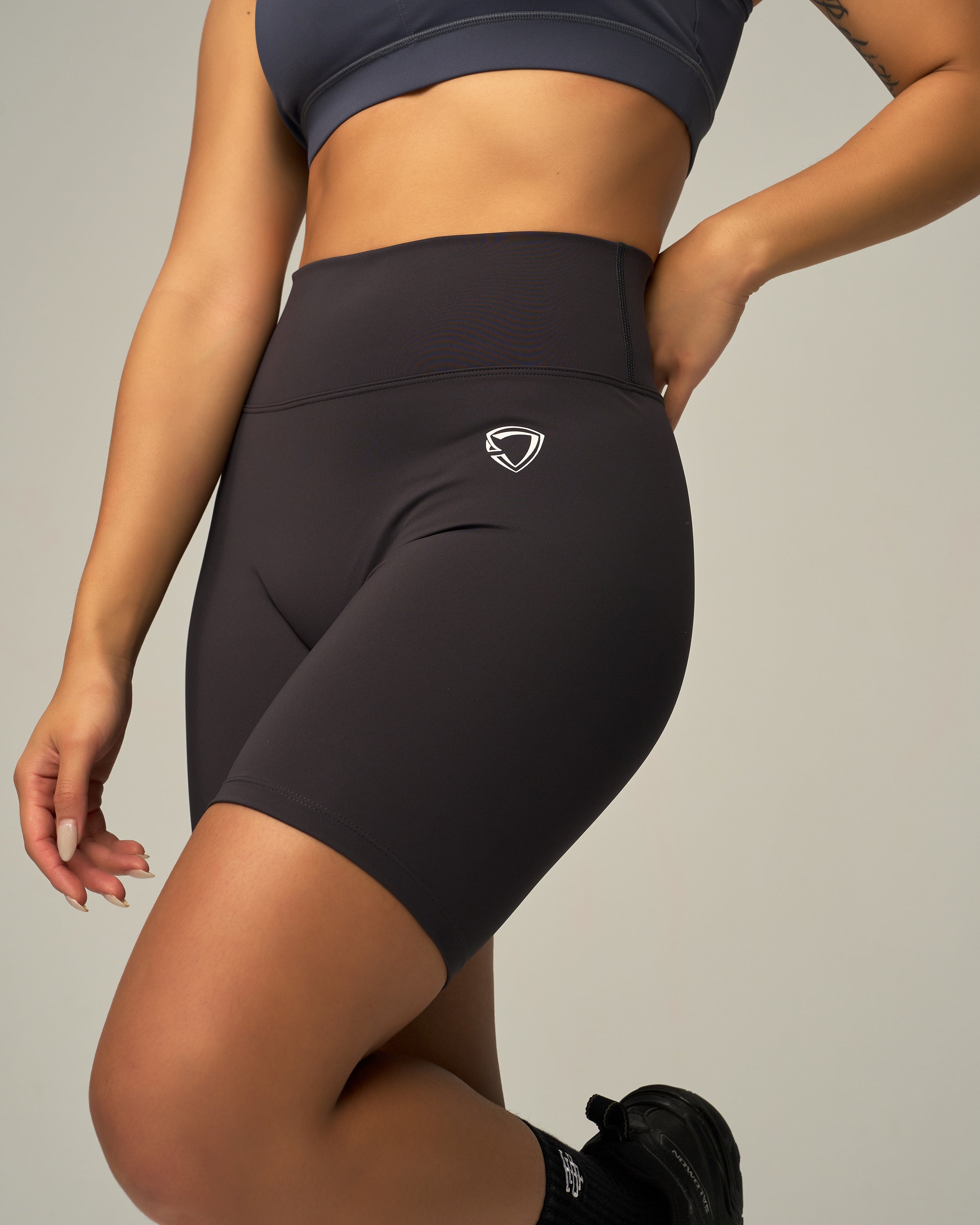 Essential High-Waisted Shorts 8"