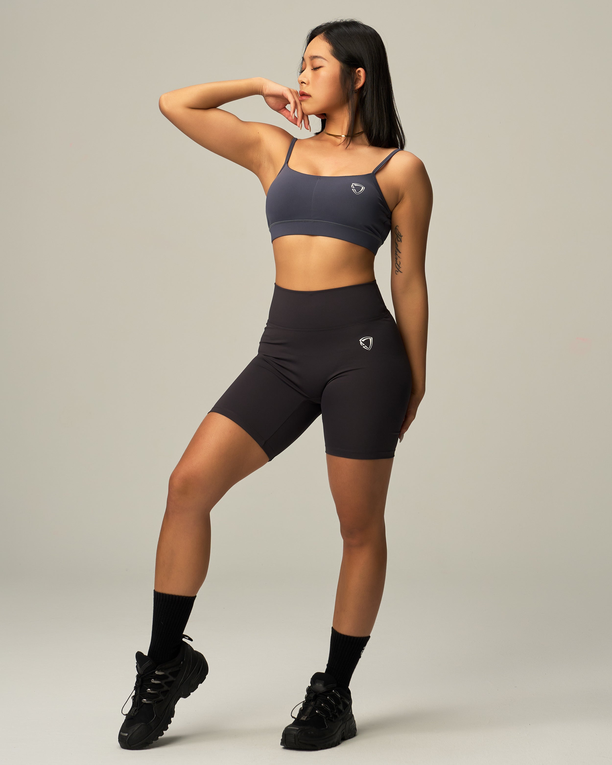 Essential High-Waisted Shorts 8"